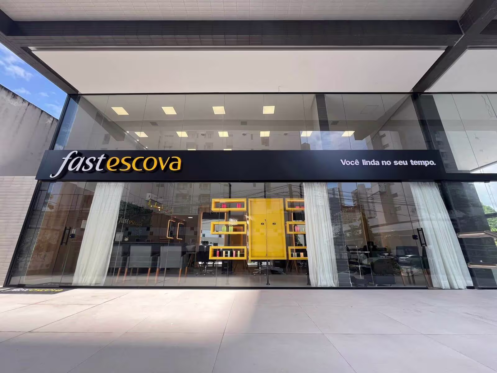 Entrada da Fast Escova - Brisamar vista da rua, no Empresarial Jardins Mall