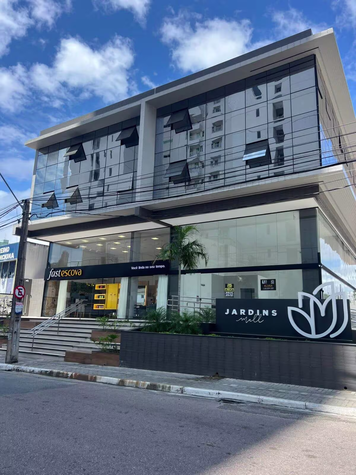 Fachada da Fast Escova - Brisamar na esquina do Empresarial Jardins Mall, em João Pessoa