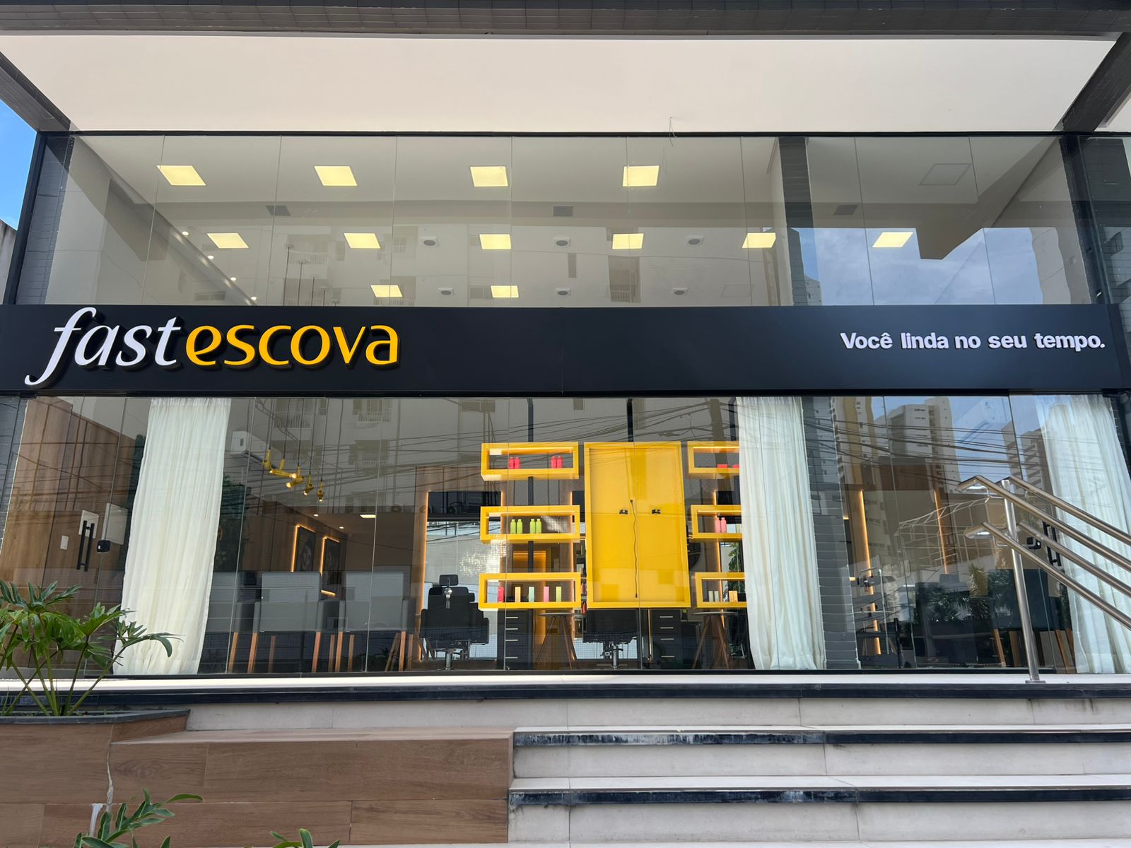 Fachada da Fast Escova - Brisamar no Empresarial Jardins Mall